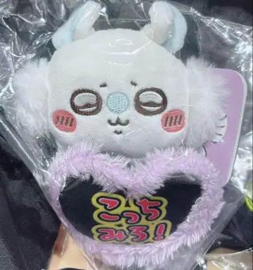 치이카와 데스크탑에서 지켜보는 걸이 봉제 인형 부채 든 모몽가