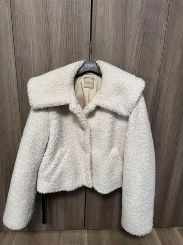 데이지린 보아 숏 자켓 화이트