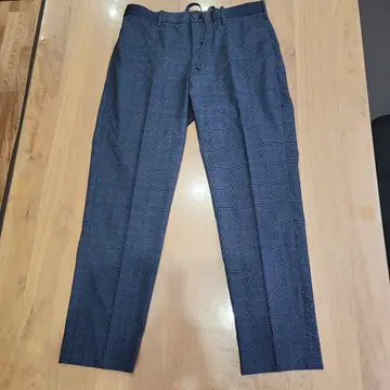 유니클로 다크 그레이 체크 무늬 슬랙스 M 사이즈