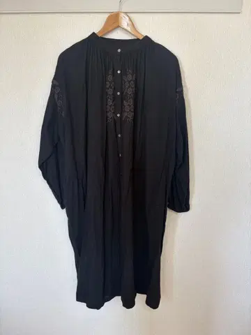 Samansa Mos2 자수 블랙 긴팔 셔츠 원피스