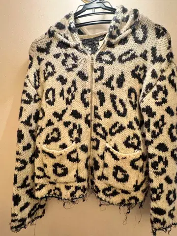 스태닝 루어 레오파드 무늬 후드 부착 니트 자켓