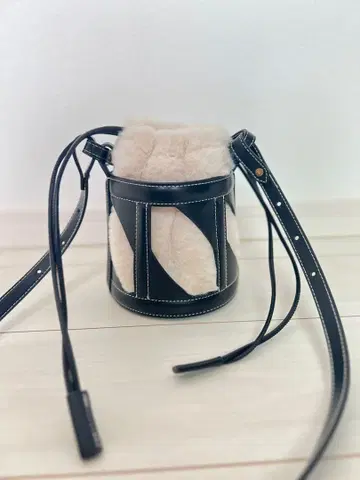 이번 시즌 ZARA 퍼 가죽 버킷백 핸드백 숄더