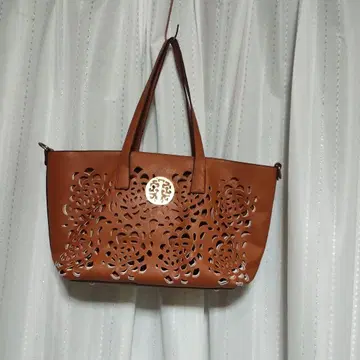 브라운 컷 아웃 토트백