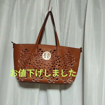 브라운 컷 아웃 토트백