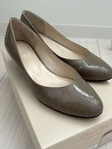 오데트 에 오딜 그레이지 에나멜 웨지힐 펌프스 22cm