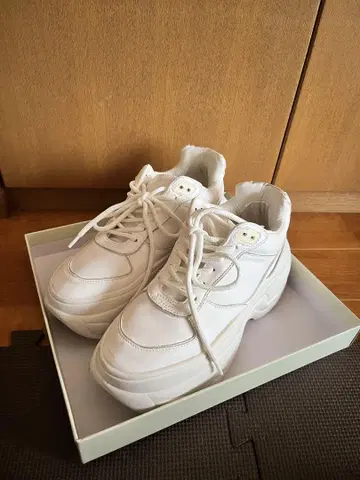 Bershka 통굽 화이트 스니커즈