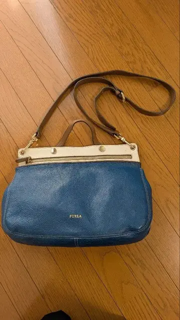 FURLA 블루 화이트 가죽 숄더백