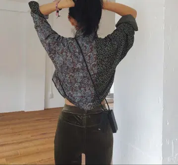 JUEMI 레오파드 페이즐리 크롭 셔츠