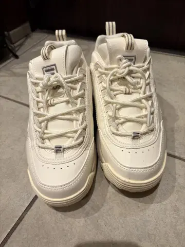 FILA 화이트 스니커즈