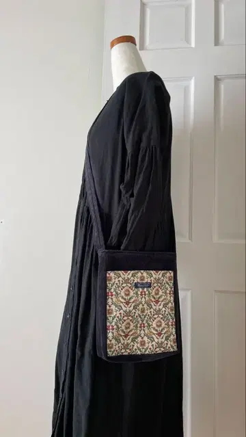 handmade 코듀로이 사선 숄더백 라즈베리