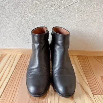 마가렛호웰 블랙 가죽 숏부츠 중간 굽