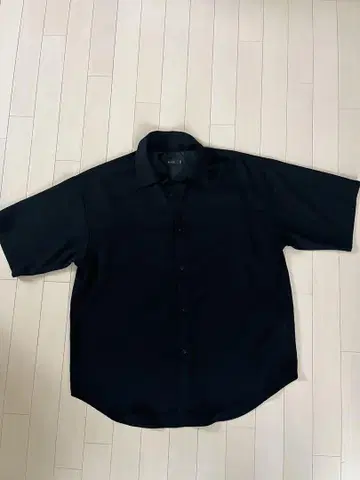 LUCY 반팔 셔츠 M 사이즈 블랙