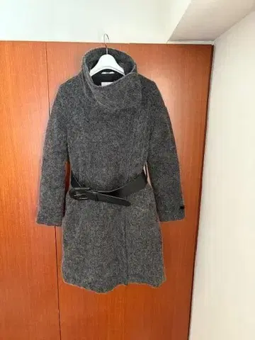TATRAS 벨트 포함 스탠드 카라 모헤어 다운 코트