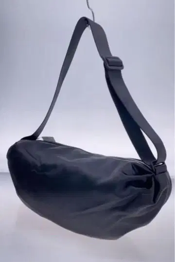cos 나일론 크로스 바디백 블랙