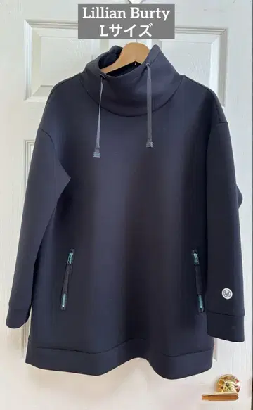 새상품급 릴리안 뷰티 하이넥 풀오버 종이상자 소재 블랙