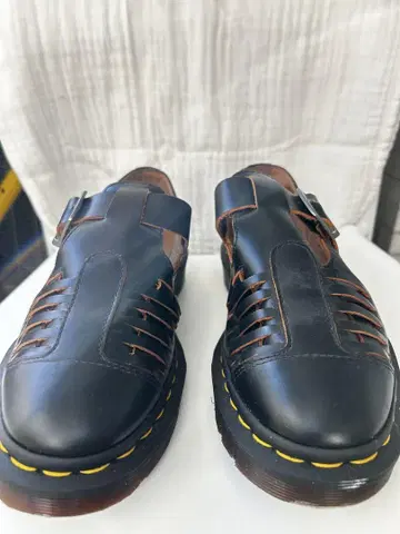 Dr. Martens 구르카 샌들 MICA
