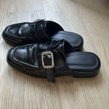 버클 달린 블랙 슬립온