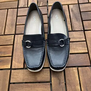 네이비 비트 로퍼