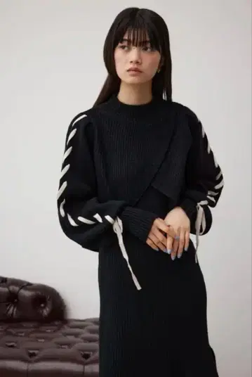AZUL 레이스업 슬리브 레이어드 니트 원피스