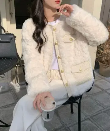 화이트 퍼 노카라 자켓