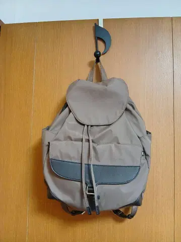 Y'SACCS 플랩 포함 백팩 베이지