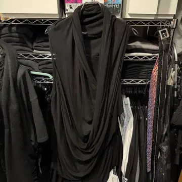 JULIUS 율리우스 24SS 슬리브리스 드레이프 티셔츠 블랙