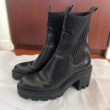 ZARA 삭스 통굽 부츠 블랙 23.5cm 가죽