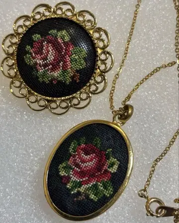 빈티지 아름다운 장미 자수 멋진 두 점 목걸이 브로치 목걸이에 SN 각인