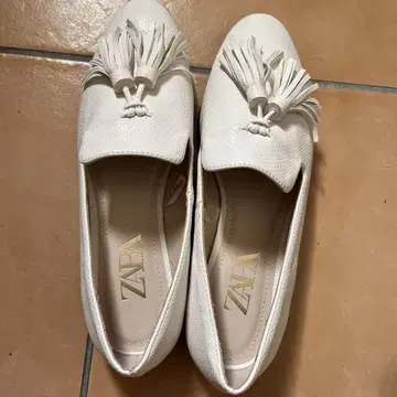 ZARA 화이트 태슬 로퍼 24.5cm