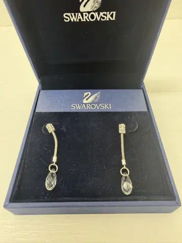 새상품급 SWAROVSKI 스와로브스키 드롭 크리스탈 귀걸이 박스 포함