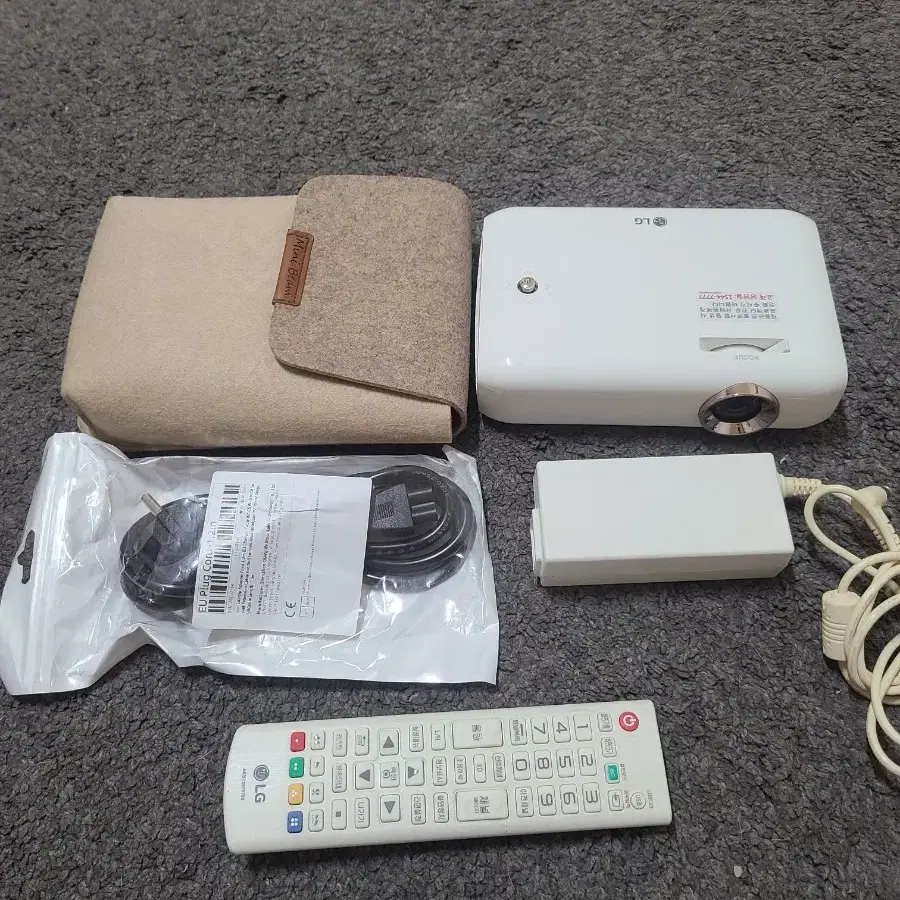 LG MiniBeam SmartBeam Projector PH550