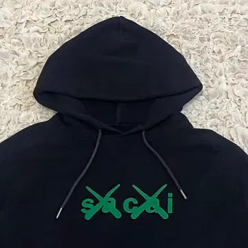 sacai 사카이 KAWS 카우스 콜라보 후드 맨투맨