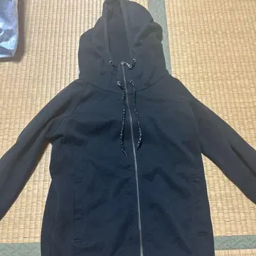 블랙 후드 부착 지퍼 후드티