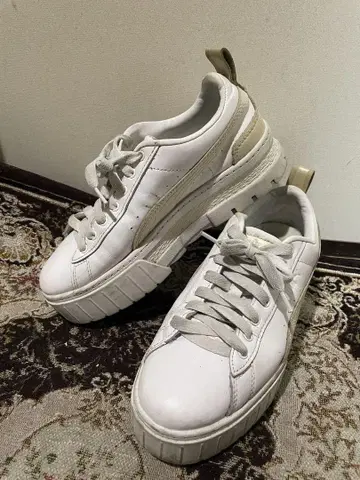 PUMA 화이트 플랫폼 스니커즈