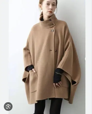 택 포함 새상품 슬로브 이에나 스탠드 카라 더블 페이스 판초 코트