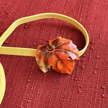 도자기 재질의 띠고정 장식, 물든 잎, 작가명 있음, 가을/겨울 모티브