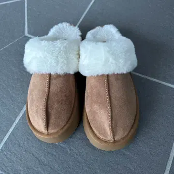 브라운 스웨이드 퍼 사보 클로그 샌들