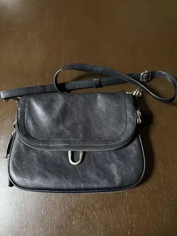 가죽 소재 블랙 숄더백