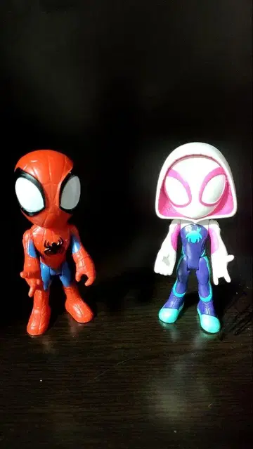 스파이더맨과 스파이더그웬 피규어 세트