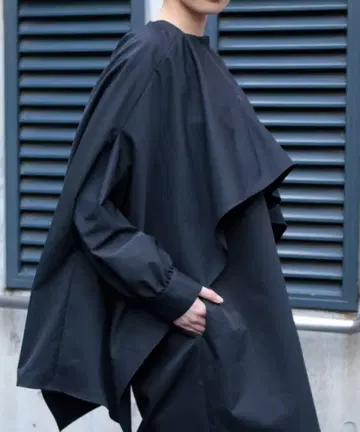 AVIE 드레이프 케이프 블라우스 긴팔 블라우스 블랙