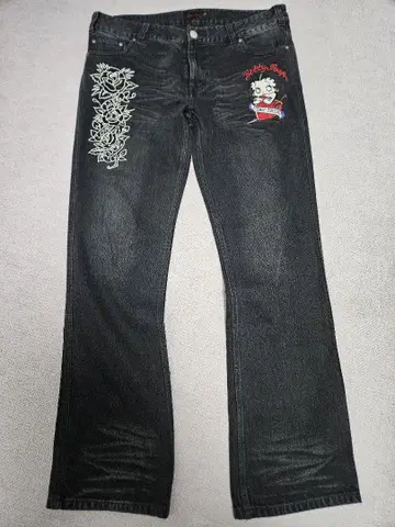 [ Ed Hardy ] 자수 장식 블랙 스트레이트 데님