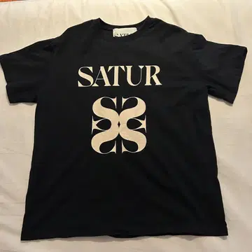 SATUR 블랙 T셔츠