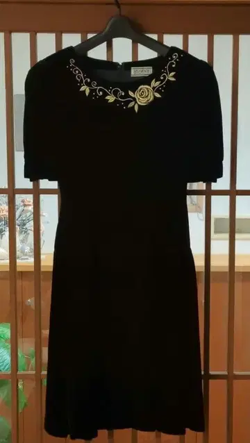 골드 자수 블랙 벨벳 원피스