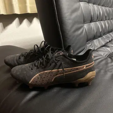 PUMA KING 블랙/골드 스파이크 슈즈