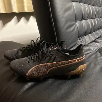 PUMA KING 블랙/골드 스파이크 슈즈
