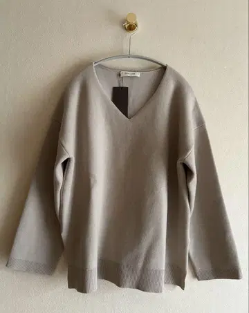 새상품 빔즈 데밀크스 V넥 니트 긴팔 베이지