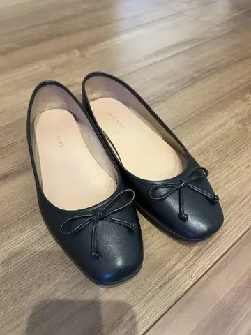 콜한 블랙 리본 포함 플랫슈즈