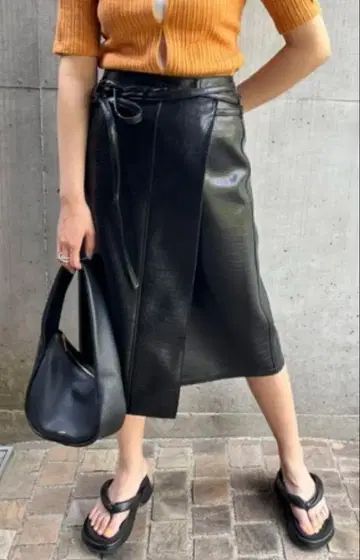 LE CIEL BLE 르쉘블루 악어 무늬 가죽 랩 스커트 블랙