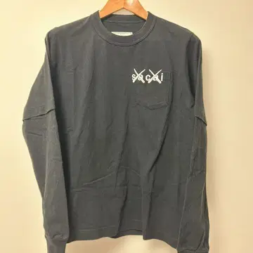 sacai x kaws 콜라보 긴팔 티셔츠 블랙