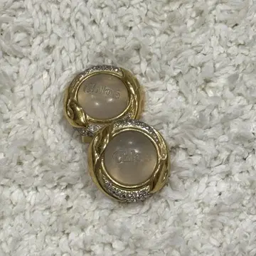 끌로에 라운드형 스터드 귀찌